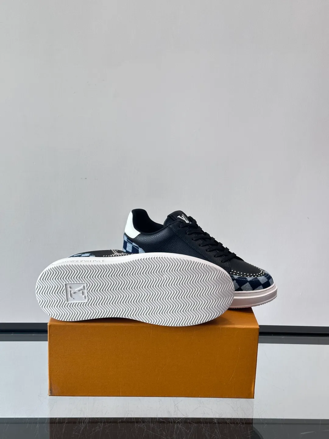 Men's shoes 💰p400 "＊OUIS ＊UITTO＊" new men's casual shoes, made of cowhide material, breathable and comfortable! The upper has the classic LV logo, and the sole is made of T men's shoes 💰pU material, which is wear-resistant and has strong grip. The blue and white color scheme + checkerboard details are fresh and have a street feel. It is very suitable for spring and summer. It can be easily used for daily commuting and leisure. It is very fashionable to wear with shorts, T-shirts or jeans. It is both fashionable and practical. size：38-44